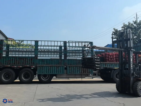 夏日保供不松勁！河南雙志刮板機(jī)配件專(zhuān)車(chē)發(fā)往山西